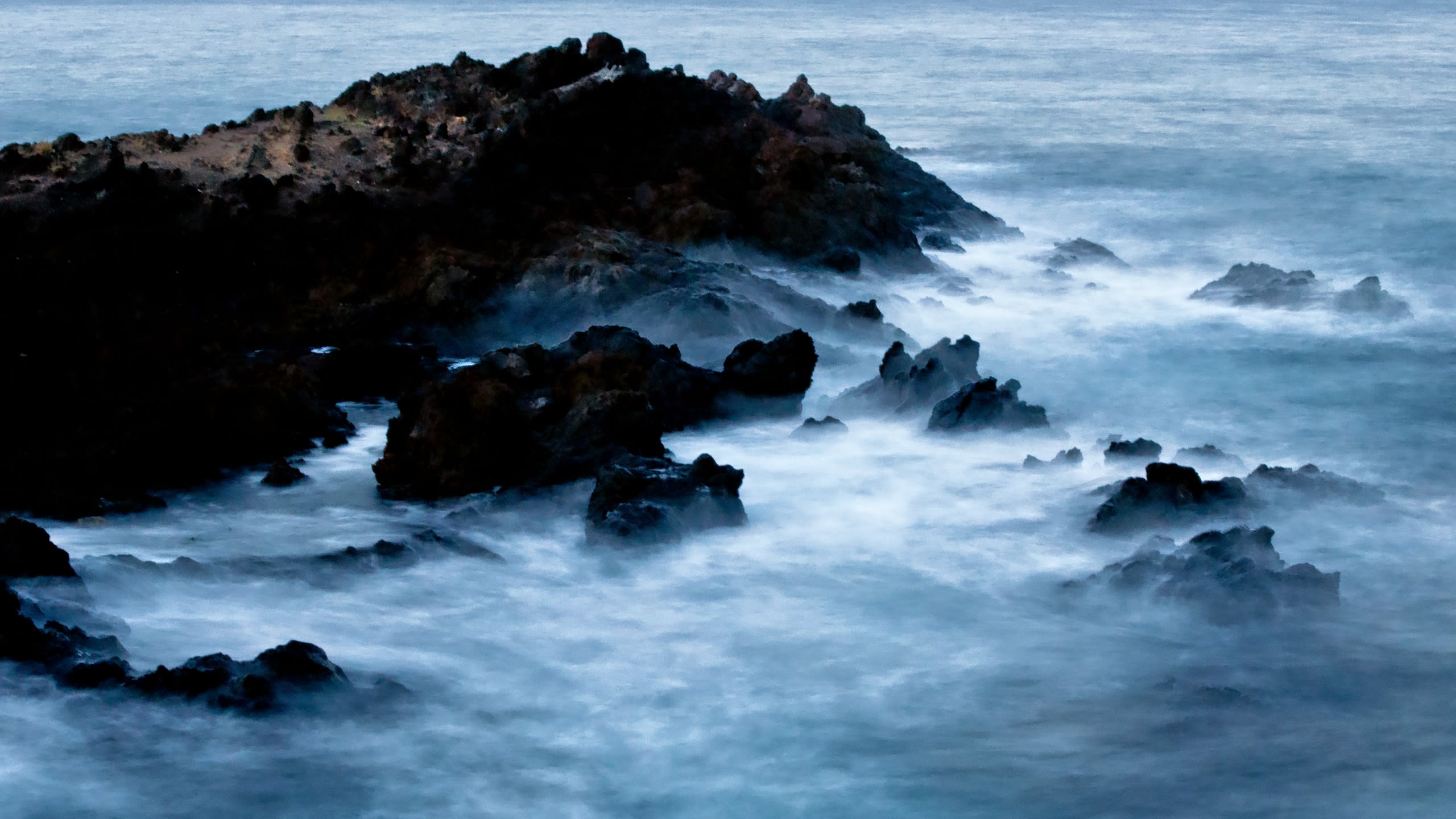 Waves at Five Graves, Hawaii - nature photography 